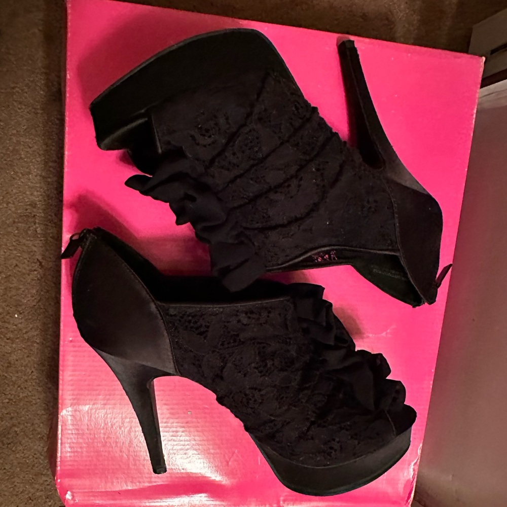 *EUC*Sz 9.5*Kardashian Collection* sz 9.5 EUC